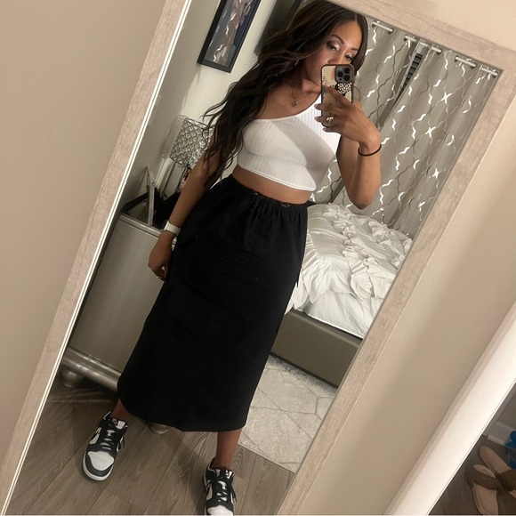 Pull&Bear parachute cargo midaxi skirt in black with toggle detail - Picture 7 of 7